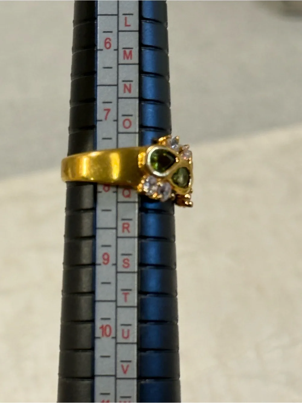 Vtg Gold-Tone Green Gemstone Cluster Ring - Elegant Women's Size 8 Ring NOTE